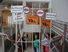 Foto von vier SchülerInnen, die im Schulhaus Schilder zu den Themen „Grenze“ und „Flucht“ hochhalten