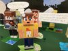 Selbstporträts eines digitale Minecraft-Figuren, als analoges Modell aus Fotokarton 