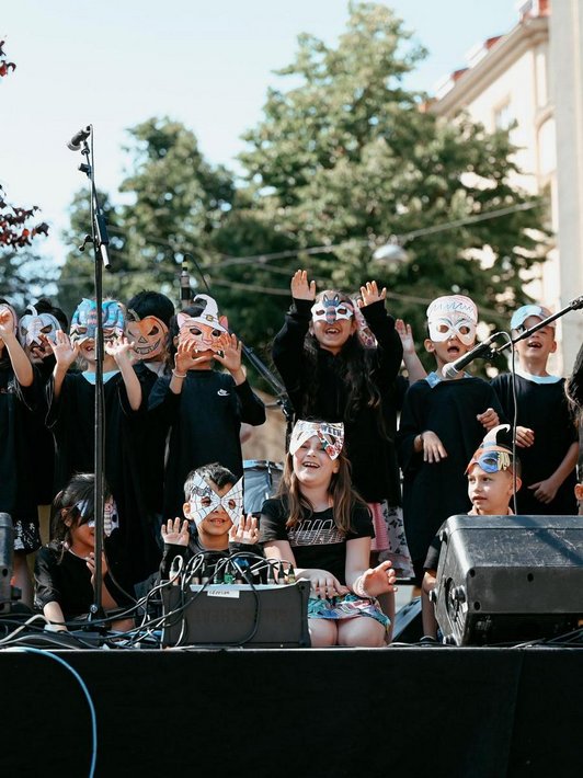Schüler/innen mit Masken auf Bühne