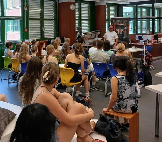 Jugendliche ist in Reihen vor lächelndem Mann