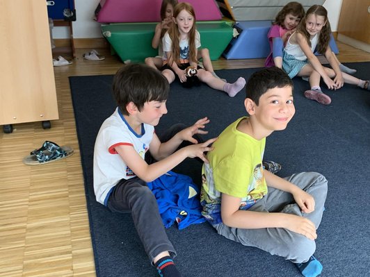 Schüler/innen berühren sich am Rücken