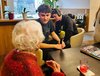 Schüler interviewen eine Seniorin