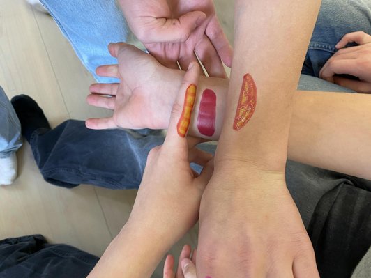 Tatto(o)gether, Workshop in der Ausstellung "Holding Space", kex—kunsthalle exnergasse