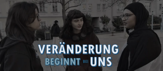 Videobild von 3 Mädchen, Schriftzug: Veränderung begint bei uns