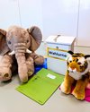 Stofftier Tiger und Elefant sitzen am Boden 