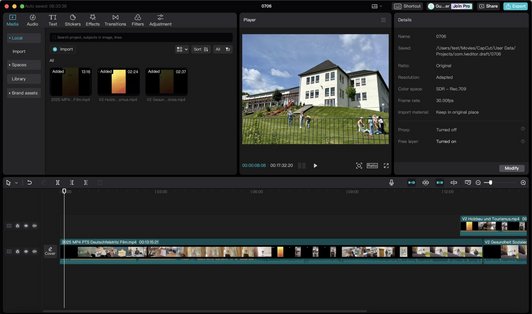 Blick in ein Schnittprogramm mit einer Szene auf einer Wiese vor dem Schulgelände.