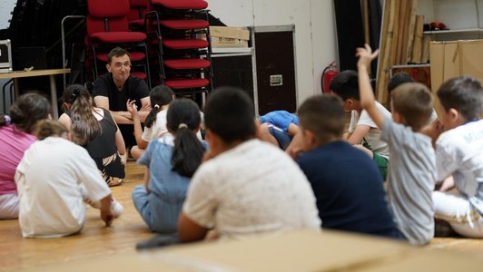 Abschlusspräsentation, Kinder am Boden sitzend
