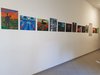 Ausstellungsansicht der entstandenen Werke im Informatikgang der Schule.