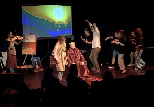 Jugendliche und Erwachsene in Szene auf Theaterbühne