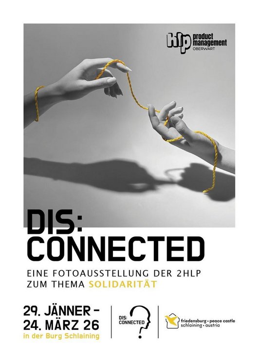 schwar/weiss Plakat zur Fotoausstellung DIS:connected zum Thema Solidarität. Bils von zwei Händen verbunfen mit einer gelben Schnur.