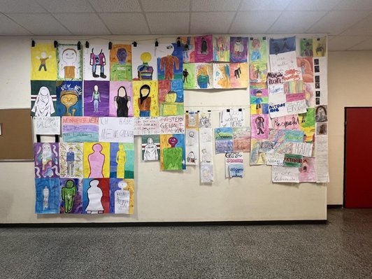Die Ausstellung der Riesen-Collage in der Aula