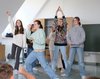 Vier Mädchen turnen im Klassenzimmer