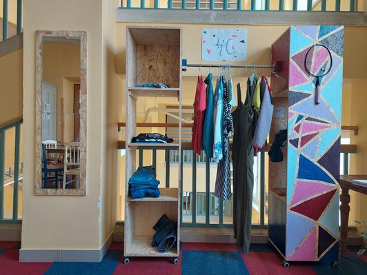 Foto von einem offenen Kleiderschrank in der Schule