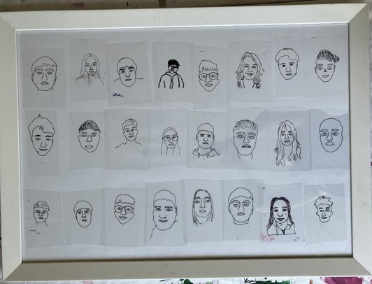 24 Portraitzeichnungen weißem Untergrund mit Rahmen arrangiert