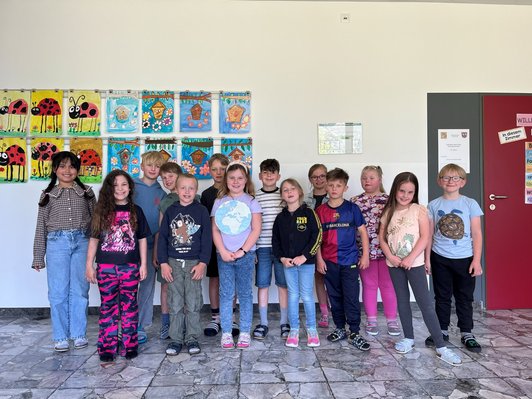 Gruppenbild von Kindern im Schulgang.