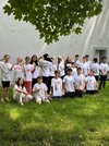 Gruppenfoto einer Schulklasse auf einer Wiese