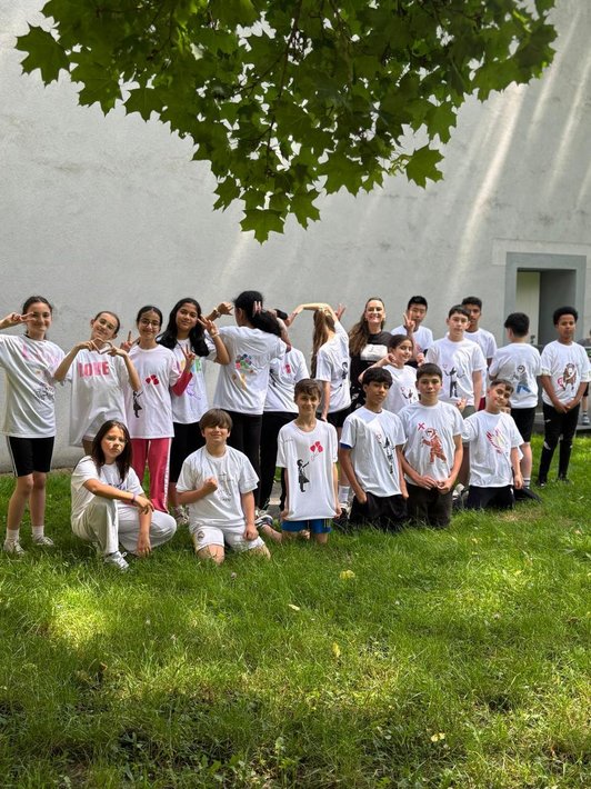 Gruppenfoto einer Schulklasse auf einer Wiese
