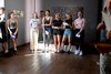Eine Mädchengruppe referiert vor einer Gruppe