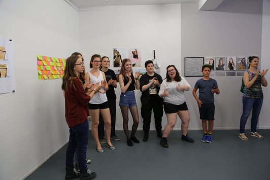 Foto von SchülerInnen bei der Vernissage