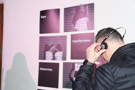 Fotos in der Austellung mit den entstandenen Werken ein Besucher hat einen Kopfhörer auf.