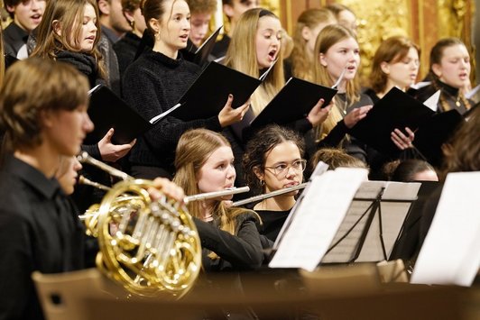 Foto von singenden und musizierenden Schülerinnen