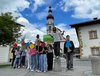 Jeder Schüler und jede Schülerin hält eine Sprechblase mit Botschaften in der Hand