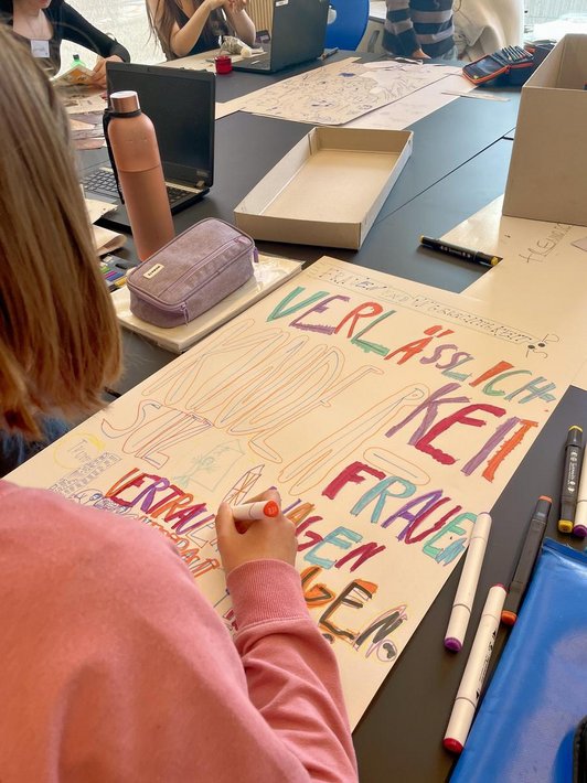 Demokratie und bildende Kunst an der Schule für globales Lernen Ludesch