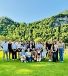 Gruppenfoto einer Schulklasse auf einer Wiese