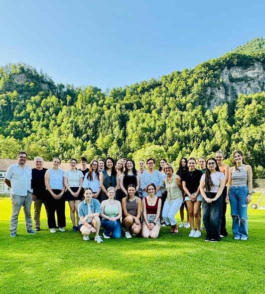 Gruppenfoto einer Schulklasse auf einer Wiese