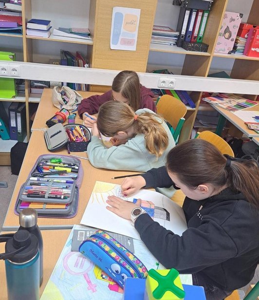 Foto von Kindern in der Schule die Entwürfe für  die Minecraftfiguren zeichnen.