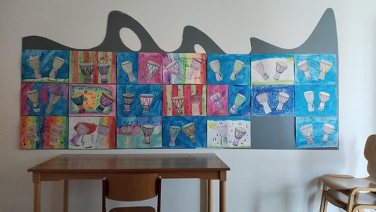 Gemeinsames Wandbild mit Zeichnungen