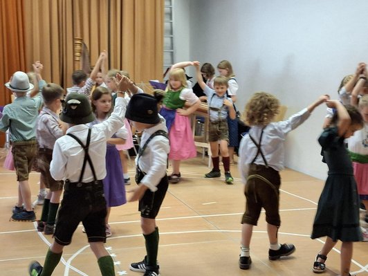 1. Klässler tanzen die Ennstaler Polka