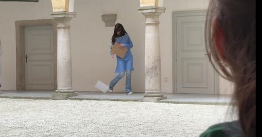 Schülerin in Arkadengang, Kopf anderer Schülerin in Vordergrund