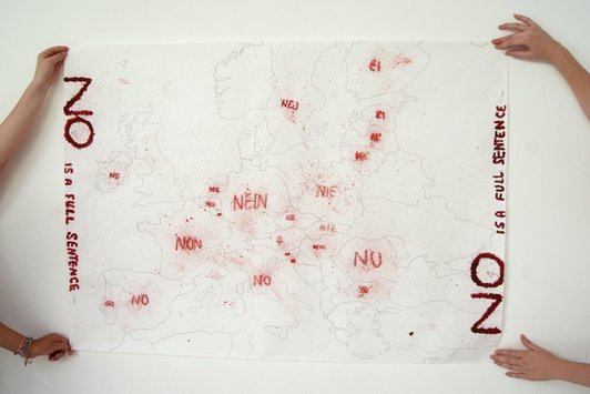 Bild einer Europakarte mit Umrissen in schwarzweiss. Darauf in Spritztechnikdas Wort Nein in verschieden Sprachen