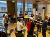 Foto von den Projektbeteiligten, die mit nach oben gedrehten Handfächen im Kreis stehen
