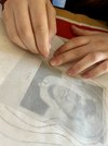 Schwarz-weiß- Foto einer Dame mit darübergelegtem transparenten weißen Papier und Entwurfzeichnug.