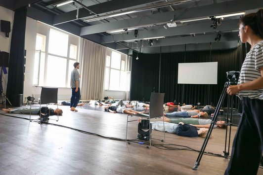 Schüler/innen und PuK Pädagoge bei Kennenlernübung