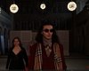 Foto einer Szene eine Theaterstückes Schüler mit Sonnenbrille und karriertem Schal. 