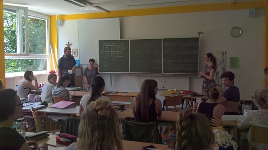 Foto von zwei Schülerinnen, die ihr Projekt an der Tafel vor der Klasse präsentieren