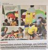 Zeitungsausschnitt mit zwei Fotos von Schüler/innen mit Spraydosen und dem bunten Gaffiti, das sie gestalten