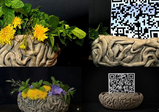 Aus Ton geformte Schale mit Schlingenmuster und Löwenzahn sowie Blumen dekoriert. Zwei weitere Fotos mit der Schale und einem QR-Code Schild drinnen.