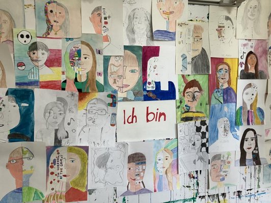 Plakat mit Portraits von Schüler/innen, in der Mitte steht "Ich bin".