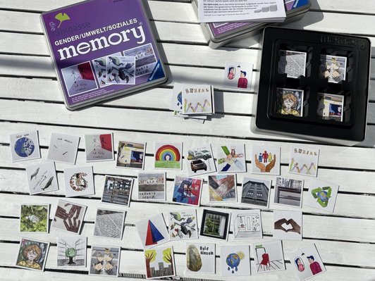 geöffnete Spielschachtel und aufgelegte Spielkarten